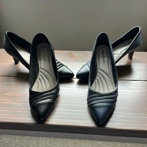 Easy Street Pumps Size 8, Navy and Black, set of 2